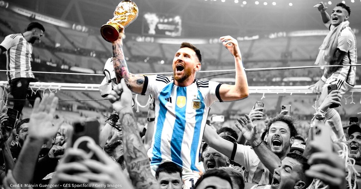 Messi-levantando-a-taca-da-copa-do-mundo-com-a-selecao-argentina-aguero-lautaro-martinez-ao-fundo